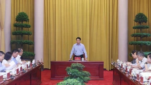 越南国家主席梁强与国家主席办公厅召开2025年6月工作总结暨7月工作任务部署会议。