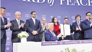 2026年1月22日，美国总统唐纳德·特朗普在瑞士达沃斯主持了和平委员会宪章的签署仪式。（图片来源：GETTY IMAGES）