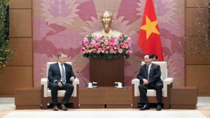 越南国会副主席陈光方会见匈牙利国会国家安全委员会主席佐尔坦·萨斯。（图片来源：国会官网）