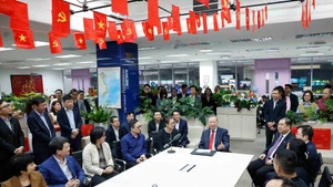 苏林总书记走访慰问越南电视台。