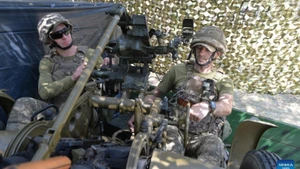 乌克兰士兵在乌克兰库皮扬斯克地区操作武器。（图片来源：新华社）