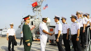 穆尔蒂·苏布罗莫尼亚姆大校欢迎越南人民海军代表团和17号舰到访并与马来西亚皇家海军开展交流活动。（图片来源：人民军队报）