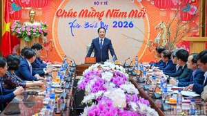 越共中央宣教与民运部部长郑文决走访卫生部。