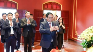 越南政府总理范明正在升龙皇城敬香缅怀先贤。