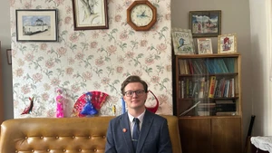 英国学者凯里尔·惠特克。（图片来源：越通社）