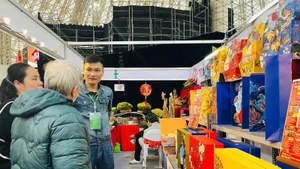 观众参观2026年春季博览会。