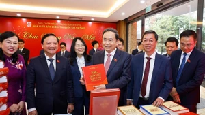 越南国会主席陈青敏在真理国家政治出版社总部出席第十五届国会第十次会议通过的法律丛书推介会。（图片来源：越通社）