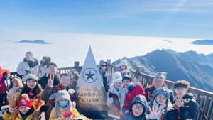 旅游业创下新奇迹。