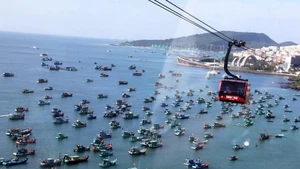 位于安江省富国岛经济特区的世界最长跨海缆车——菠萝缆车。（图片：越通社）