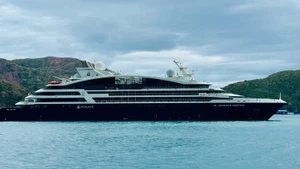 隶属法国庞洛邮轮公司的高端邮轮“雅克卡地亚”号靠泊滨潭港。（图片来源：越通社）