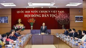 国会主席陈青敏在国会大厦同民族委员会就2026年重点任务举行工作座谈。（图片来源：越通社）