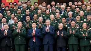 苏林总书记和军队离退休老干部代表合影。