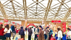 观众参观2026年春季博览会。