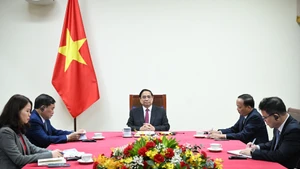 越南政府总理范明正与新加坡总理黄循财通电话。