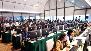 在新闻中心开展采编工作的记者。（图片来源：越通社）