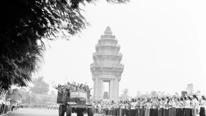 金边市民依依不舍地欢送完成国际义务任务的越南志愿军回国。（图片来源：越通社）