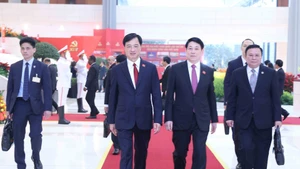 越南国家主席梁强与河内市委书记阮维玉前来出席越共十四大开幕式。