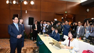 范明正总理看望慰问奋战在一线的新闻工作者。（图片来源：VGP）