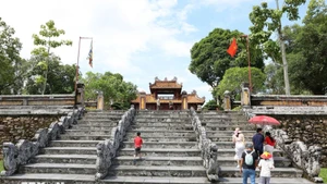 顺化市的旅游景点吸引众多游客。（图片来源：越通社）