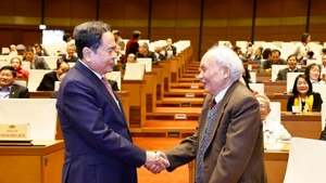 越南国会主席陈青敏和与会代表。