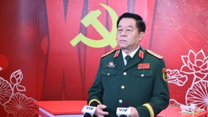 阮重义大将接受记者采访。（图片来源：越通社）