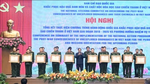 范明正总理向在2010-2025年阶段504号计划实施中取得优异成绩的集体和个人颁发了政府总理奖状。