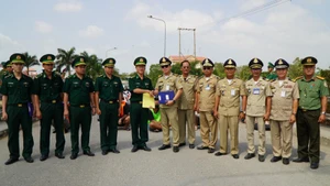 同塔省接收柬埔寨移交的160多名越南公民。（图片来源：越通社）