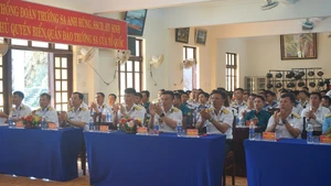 长沙特区军民观看越共十四大开幕式直播。