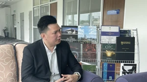 马来亚大学安全对外事务和战略分析人士柯林斯·张优杰。（图片来源：越通社）