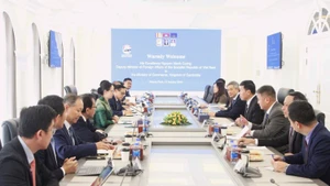 阮孟强副部长一行在柬埔寨商业部总部会见柬埔寨商业大臣占尼莫。（图片来源：越通社）