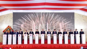 越共中央总书记苏林出席高平省长河九年一贯制寄宿学校开工仪式。（图片来源：越通社）