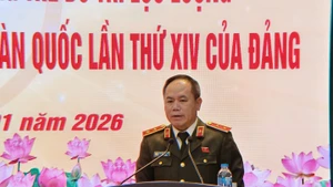 河内市公安局局长阮青松中将在会上发言。