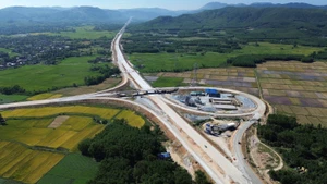 发展交通基础设施推动经济增长。