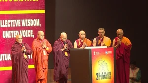 会议开幕前，僧侣诵经祈福。（图片来源：越通社）