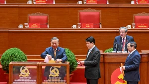 越共中央总书记苏林与党和国家领导人投票选举越南共产党第十四届中央委员会正式委员和候补委员。