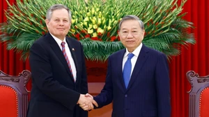 2025年3月，越共中央总书记苏林会见美国蒙大拿州美国参议院议员史蒂夫·戴恩斯。（图片来源：越通社）