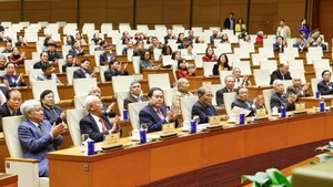 越南国会主席陈青敏和与会代表。