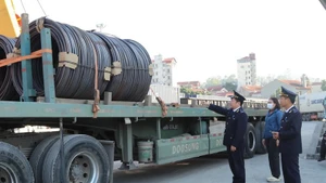 登站口岸海关干部检查进出口货物。（图片来源：越通社）