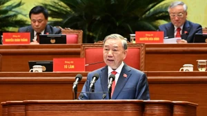 越共中央总书记苏林作第十三届中央委员会提交越共十四大文件的报告。