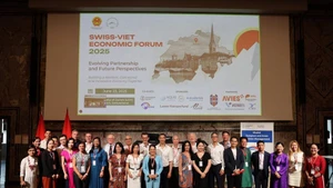 瑞秋·阮·伊森施密德女士（身着粉色奥黛）参加瑞士—越南经济论坛一项活动。（图片来源：越通社）