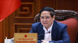 范明正总理主持召开政府常务委员会与各部委和地方会议。（图片来源：越通社）