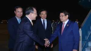 范明正总理及越南代表团乘坐的专机回到了河内内排国际机场,圆满结束出席第47届东盟峰会及系列相关会议之行。(图片来源:政府网)