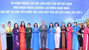 苏林总书记与出席会议的各位代表合影。（登科 摄）