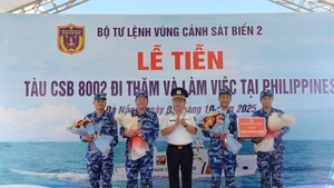 10月1日下午，受越南海警领导委托，海警第二区司令部举行欢送仪式，为越南海警第二区21海团8002号舰和代表团送行。（图片来源：越南人民军队报）