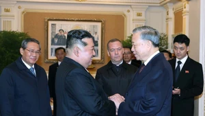 越共中央总书记苏林与朝鲜劳动党总书记、国务委员长金正恩亲切握手。