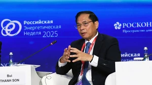 政府副总理裴青山在论坛上致辞。（图片来源：政府网）