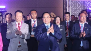 范明正总理出席2025年东盟商务与投资峰会(ABIS 2025)高级对话会。(图片来源:越通社)