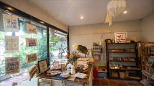 用楮纸制作的产品的销售空间。（图片来源：《越南画报》）