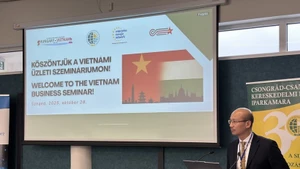 越南驻匈牙利大使裴黎泰致开幕词。(图片来源:越通社)