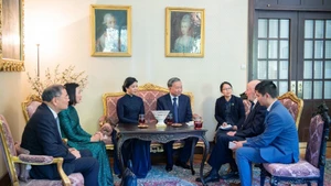 越共中央总书记苏林和夫人会见保加利亚前国王西美昂·萨克森-科堡-哥塔。（图片来源：越通社）